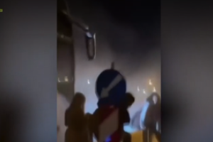 ΛΕΩΦΟΡΕΙΟ ΜΕ ΜΑΘΗΤΕΣ ΒΓΑΖΕΙ ΚΑΠΝΟΥΣ
