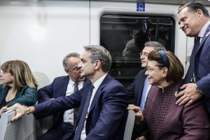 Το κυβερνητικό επιτελείο μέσα σε συρμό στα εγκαίνια του Μετρό Θεσσαλονίκης