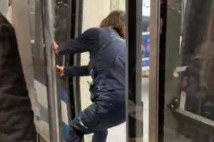 Άνθρωπος προσπαθεί με τα χέρια να ελέγξει πόρτα του μετρό Θεσσαλονίκης