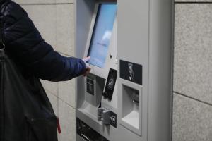 Άνθρωπος σε εκδοτήριο στο μετρό Θεσσαλονίκης