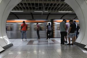 Επιβάτες σε αποβάθρα του μετρό ενώ κινείται συρμός