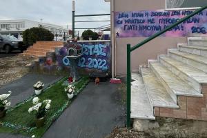Λουλούδια στο σημείο που έπεσε νεκρός ο Κώστας Φραγκούλης από αστυνομικά πυρά