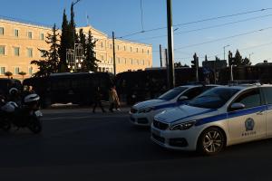 Περιπολικά έξω από τη Βουλή