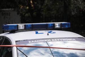 Περιπολικό της αστυνομίας και κορδέλα που "κόβει" την κυκλοφορία