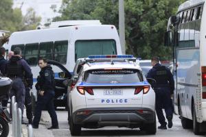 Περιπολικό της αστυνομίας μεταφέρει τον γυναικοκτόνο των Αμπελοκήπων