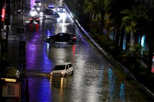 Πλημμυρισμένη και απροσπέλαστη η λεωφόρος Ποσειδώνος το βράδυ των Χριστουγέννων