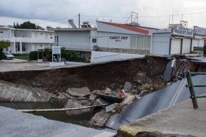 Δρόμος βούλιαξε από πλημμύρες στη Ρόδο