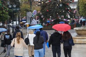 Άνθρωποι με ομπρέλες στη βροχή