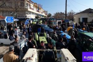 Αγρότες με τα τρακτέρ στην κεντρική πλατεία της Ελασσόνας