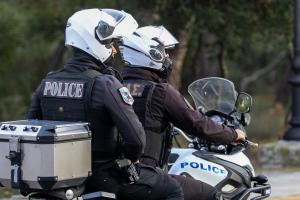 Αστυνομικοί σε μηχανή