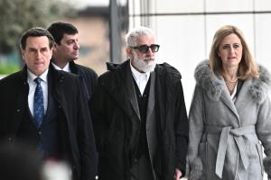 Ο Πέτρος Φιλιππίδης και οι συνήγοροί του έξω από το δικαστήριο