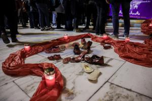 Κεριά στη μνήμη θυμάτων γυναικοκτονιών
