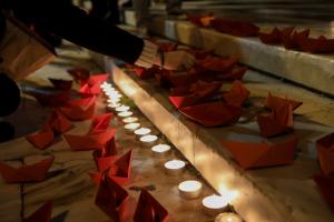 Κεριά στη μνήμη θυμάτων γυναικοκτονιών