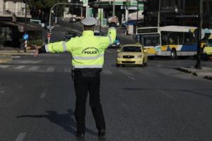 Τροχονόμος ρυθμίζει την κυκλοφορία