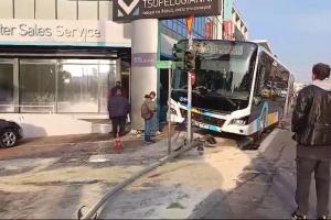 Το λεωφορείο που έπεσε σε φανάρι στη Λ. Μεσογείων