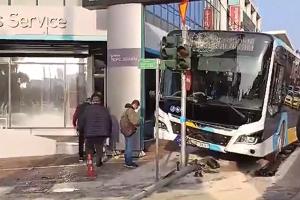 Λεωφορείο προσέκρουσε σε φανάρι στη Λεωφόρο Μεσογείων