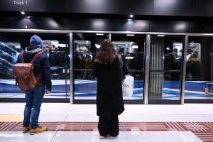 Επιβάτες περιμένουν στην αποβάθρα σε σταθμό του μετρό Θεσσαλονίκης