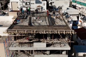 Οικοδόμοι δουλεύουν σε ανεγειρόμενη οικοδομή