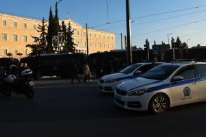 Περιπολικά έξω από τη Βουλή