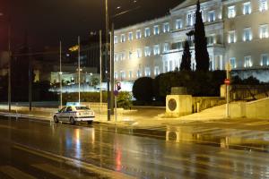 Περιπολικό μπροστά στη Βουλή