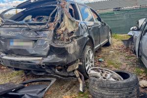 Η Porsche που εναπλάκη στο θανατηφόρο τροχαίο στα Χανιά διαλυμένη μετά τη σύγκρουση