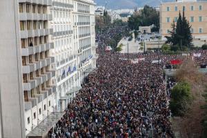 Κόσμος στο Σύνταγμα για τα Τέμπη