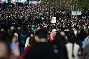 Κόσμος στο Σύνταγμα για τα Τέμπη
