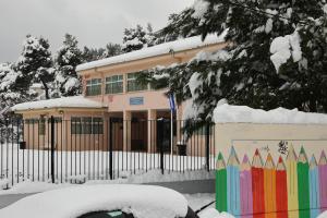 Σχολείο με χιονόστρωση