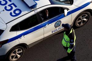 Περιπολικό της τροχαίας και αστυνομικός
