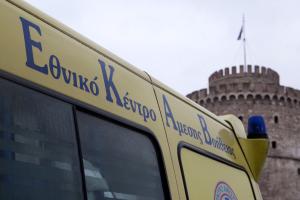 Ασθενοφόρο του ΕΚΑΒ μπροστά στον Λευκό Πύργο στη Θεσσαλονίκη