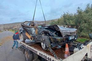 Θανατηφόρο τροχαίο στη Φυλή - Η οδική βοήθεια παραλαμβάνει το κατεστραμμένο αυτοκίνητο