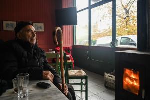 Άνδρας μπροστά σε σόμπα σε καφενείο στις Ερυθρές Αττικής