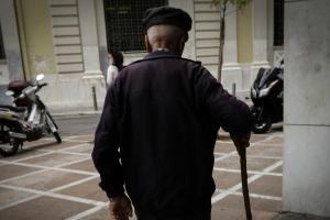 Ηλικιωμενος με μπαστούνι