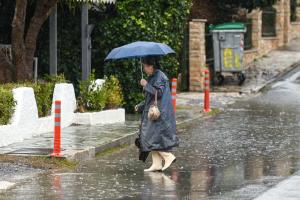 Γυναίκα με ομπρέλα λόγω βροχής