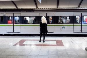 Γυναίκα στο μετρό στην Αθήνα