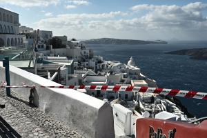 Κορδέλα της αστυνομίας «κόβει» την πρόσβαση σε κτίρια της καλδέρας στη Σαντορίνη