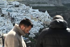 Άποψη της Σαντορίνης με δύο άτομα στο πρώτο πλάνο