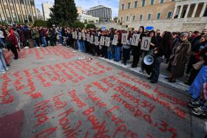 Κόσμος στο Σύνταγμα για τα Τέμπη
