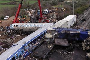 Τα συντρίμμια των δύο τρένων στο σημείο της σύγκρουσης στα Τέμπη, Μάρτιος 2023
