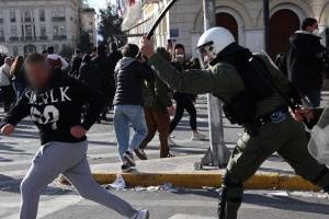 ΜΑΤ κατά διαδηλωτή στη συγκέντρωση για τα Τέμπη