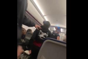 Η μεθυσμένη επιβάτιδα απομακρύνεται από το αεροσκάφος