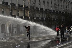 Διαδηλώτρια απέναντι στην αύρα της αστυνομίας