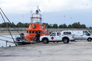 Σκάφος του Λιμενικού Σώματος δεμένο σε λιμάνι δίπλα σε ασθενοφόρο