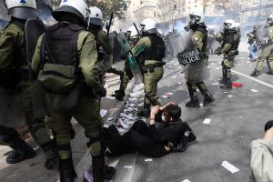 Επίθεση των ΜΑΤ σε διαδηλωτή