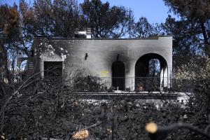 Καμένο σπίτι από τη φωτιά στο Μάτι