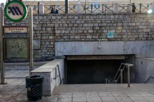 Κλειστός σταθμός του μετρό στο Σύνταγμα