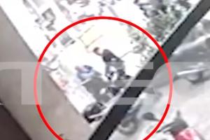 Η στιγμή που βγάζουν τον νεκρό άστεγο από το εστιατόριο στην Ομόνοια
