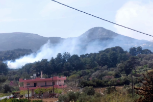 Καπνός από φωτιά κοντά σε σπίτια