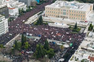 Κόσμος στο Σύνταγμα για τα Τέμπη