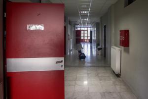 Μαθητής με τσάντα σε διάδρομο σχολείου